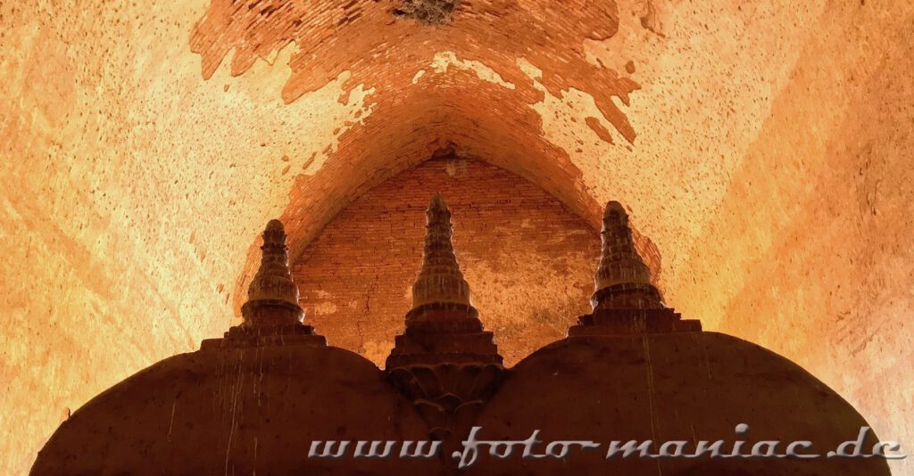 Einzigartige Tempelstadt Bagan - Der Zwillings-Buddhasitz im Dhammayangyi Tempel von hinten