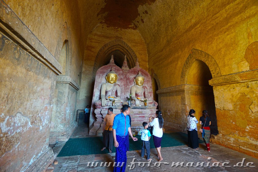 Tempelstadt Bagan - Pilger vor den beiden Buddhas im Dhammayangyi Tempel