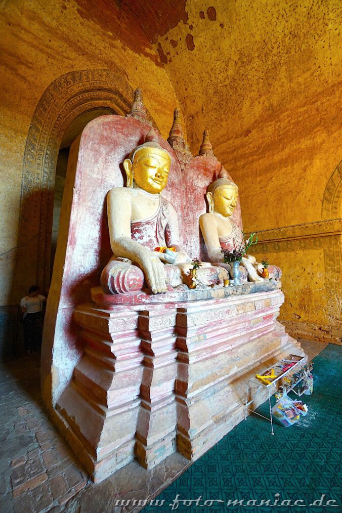 Einzigartige Tempelstadt Bagan - zwei Buddhas nebeneinander