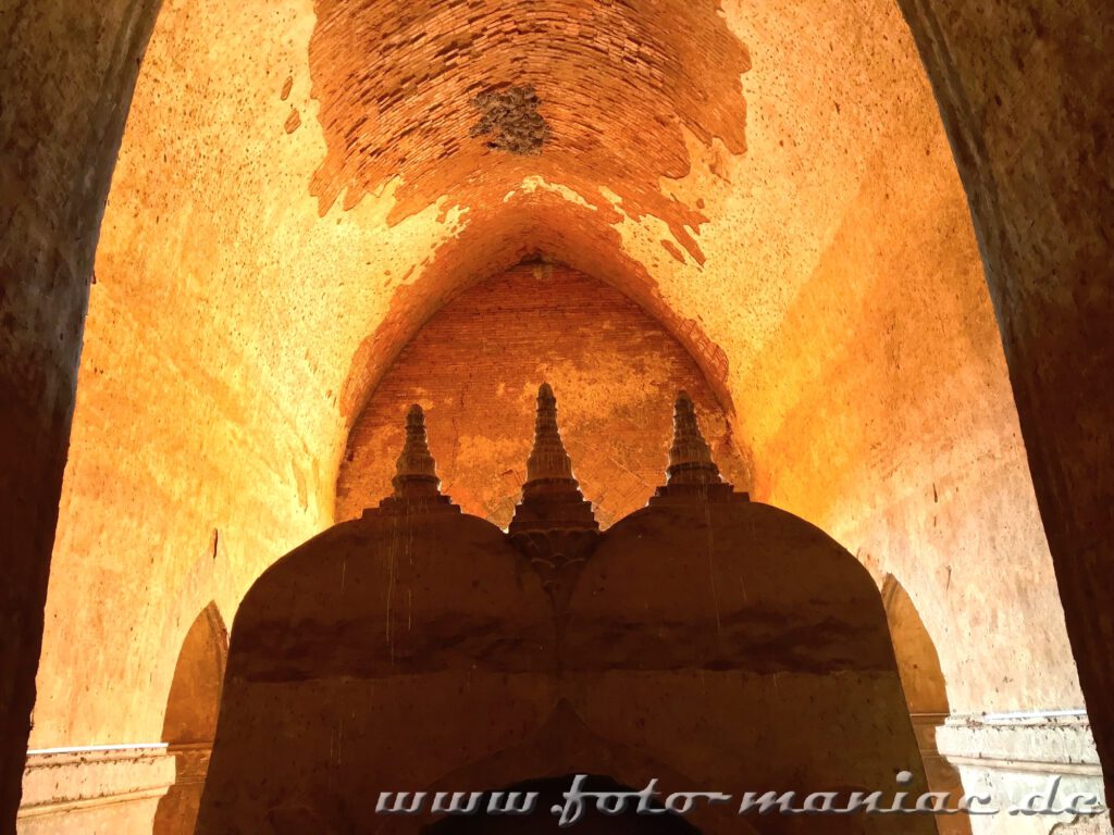 Einzigartige Tempelstadt Bagan - Den Sitz der beiden Buddhas vom Dhammayangi Tempel von hinten fotografiert