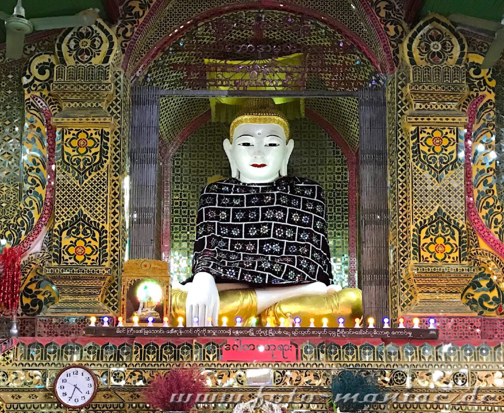 Buddha in der Su Taung Pagode