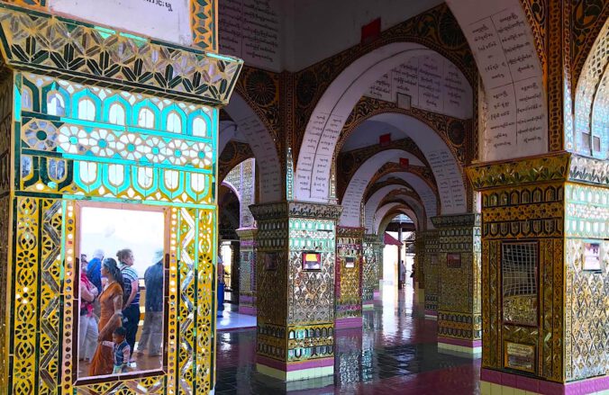 Überall Mosaike und Spiegel in der Pagode auf dem Mandalay Hill