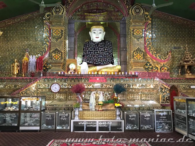 Ein Buddha in der Su Taung Paye Pagode