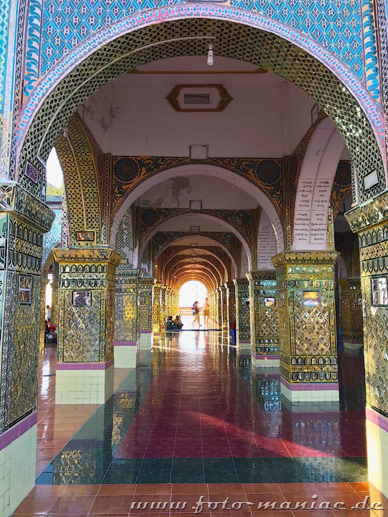 Farbenfrohe Mosaike an den Säulen der Su Taung Pyae Pagode