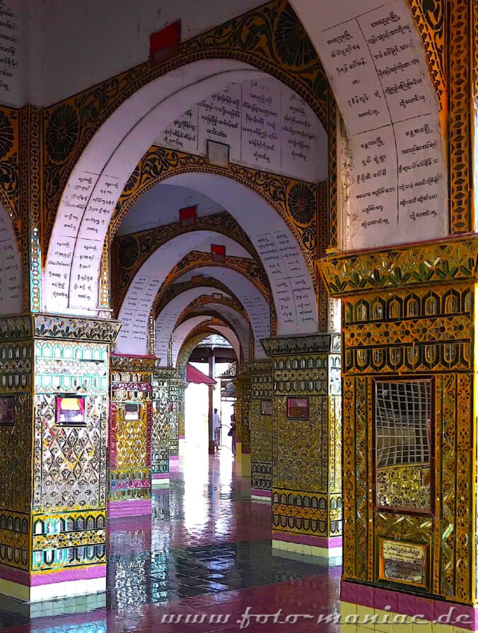 Die Säulen der Pagode sind mit Spiegelsteinchen und Mosaiken geschmückt