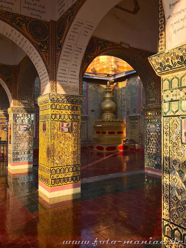Säulen sind mit Mosaiken bedeckt