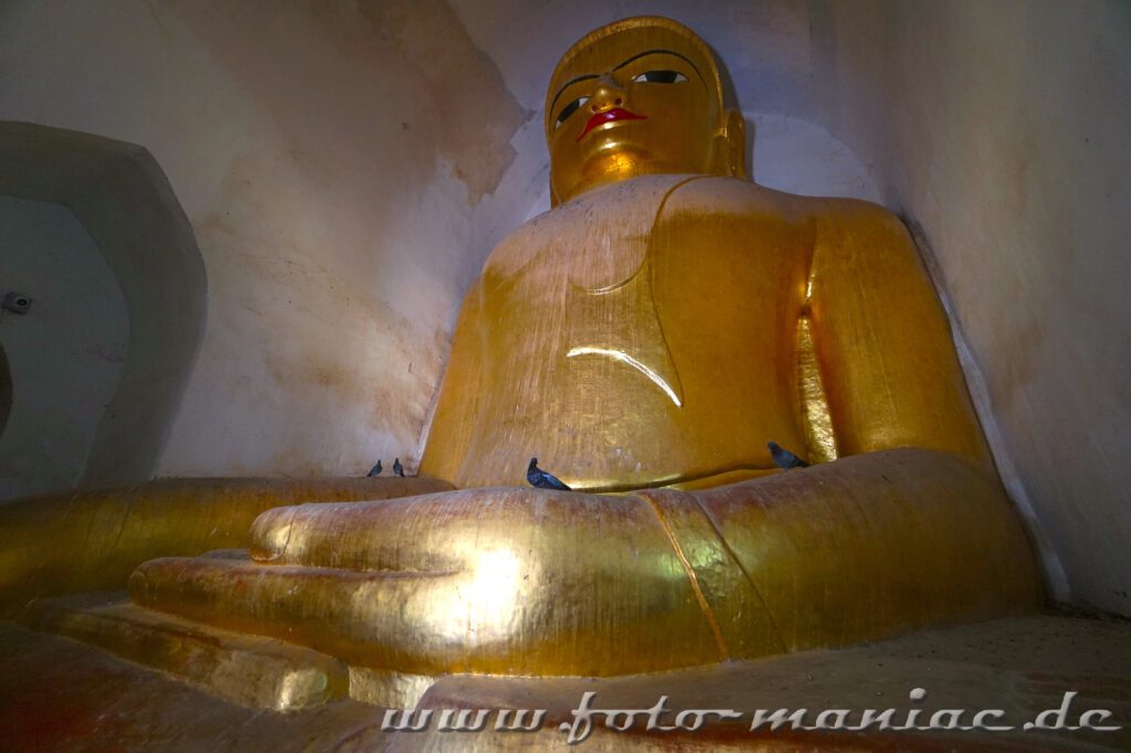 Goldener Buddha im Mahuma Tempel