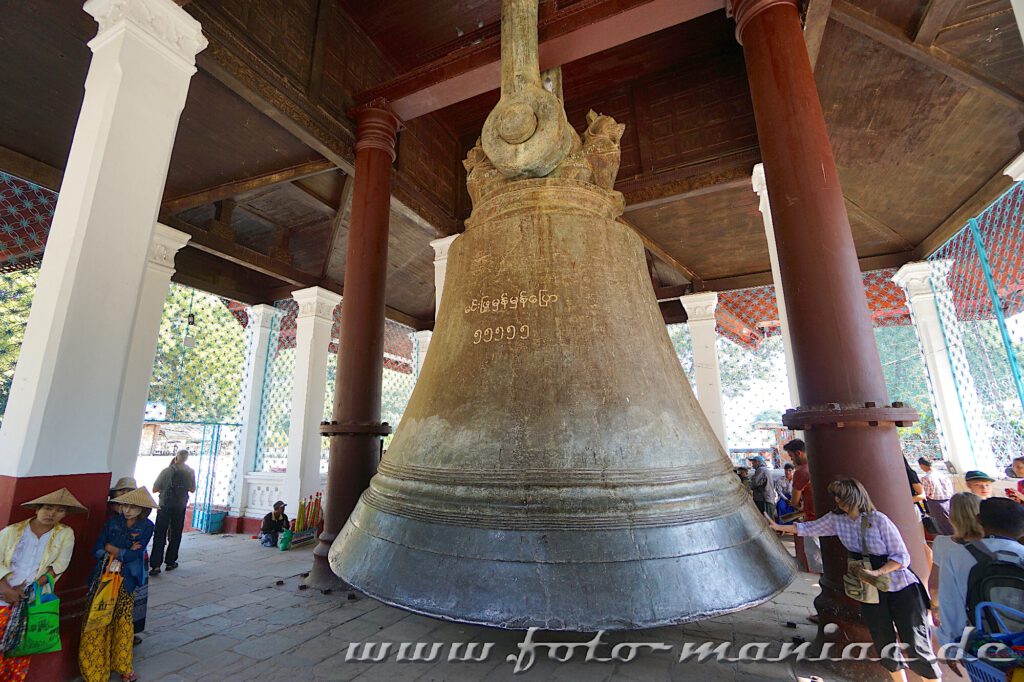 Touristen in Mingun an der zweitgrößten Glocke der Welt