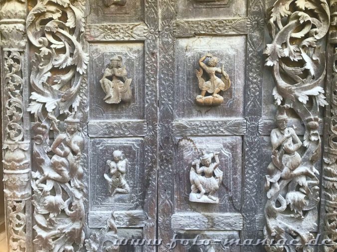 Mit Schnitzereien verzierte Tür im Shwenandaw-Kloster