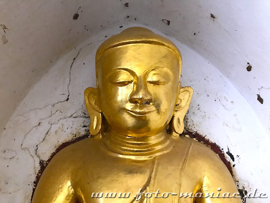 Goldener Buddha in Vertiefung