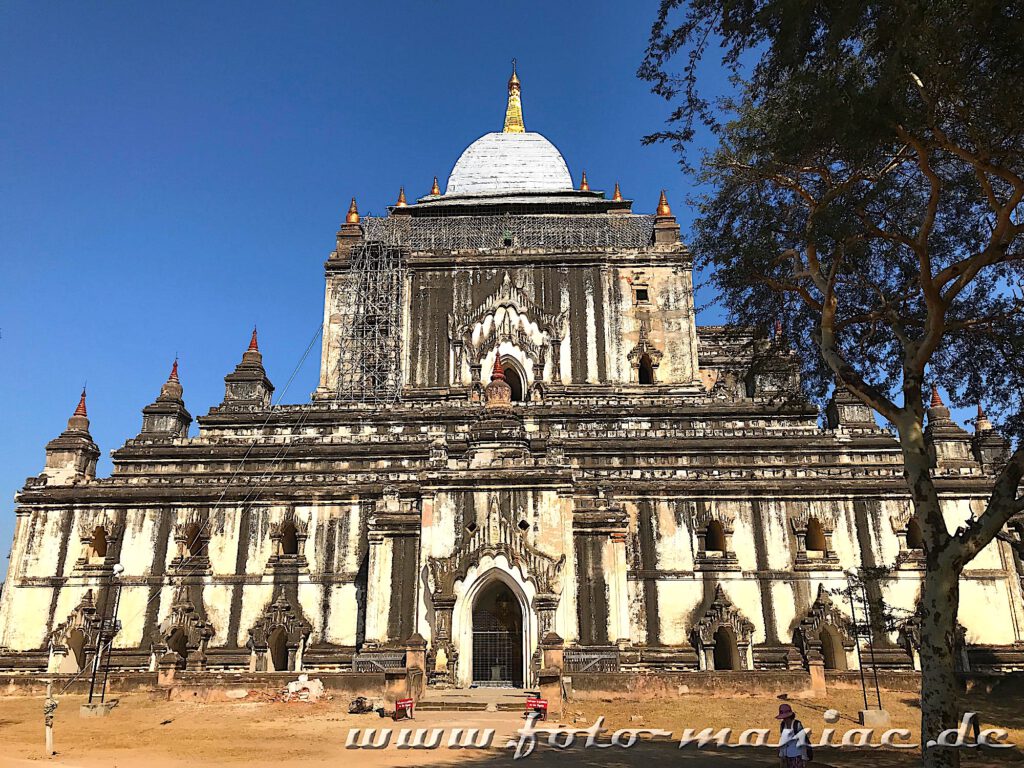 Blick auf den thatbinnyu Tempel in Bagan