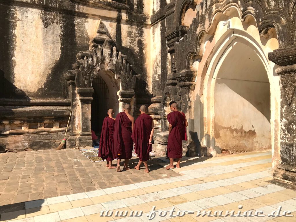 Einzigartige Tempelstadt Bagan - vier Mönche gehen in den Thatbinnyu Tempel der einzigartigen Tempelstadt Bagan
