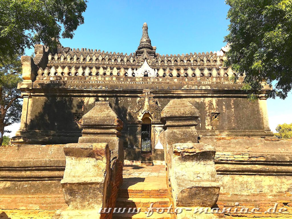 Treppenaufgang zu einem Tempel in Bagan