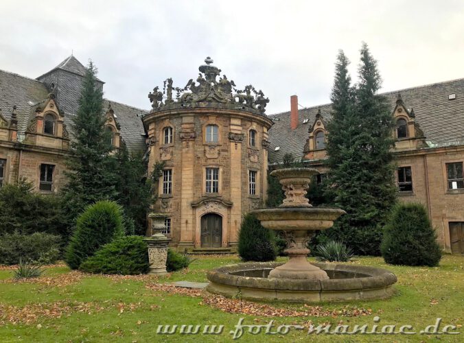 Das traumhafte Schloss Vitzenburg mit schönem Brunnen