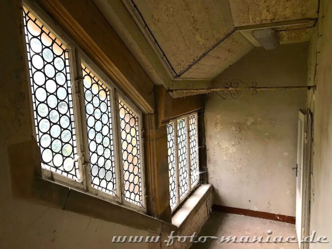 Treppenaufgang mit bleiverglasten Fenstern im traumhaften Schloss Vitzenburg