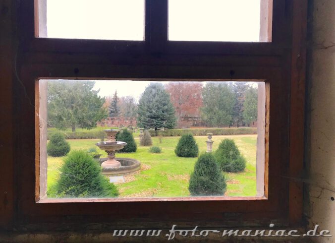 Blick aus einem Fenster von Schloss Vitzenburg in den Garten