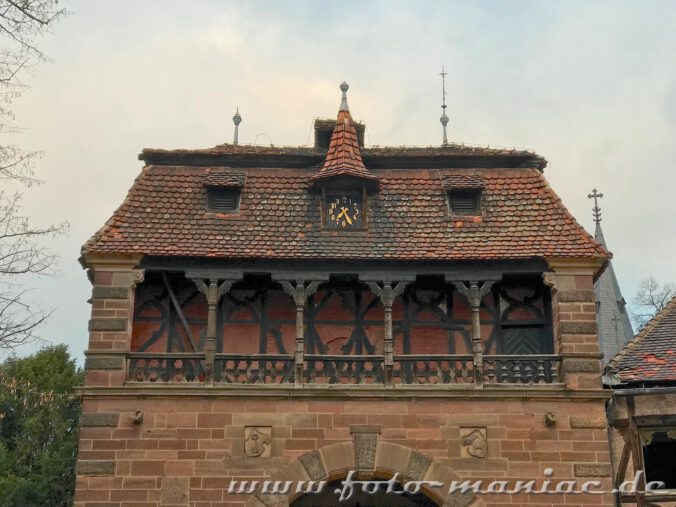 Ein Gebäude des traumhaften Schlosses Vitzenburg mit alter Uhr