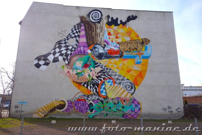 Schöne Graffiti- Mural auf einer Giebelwand