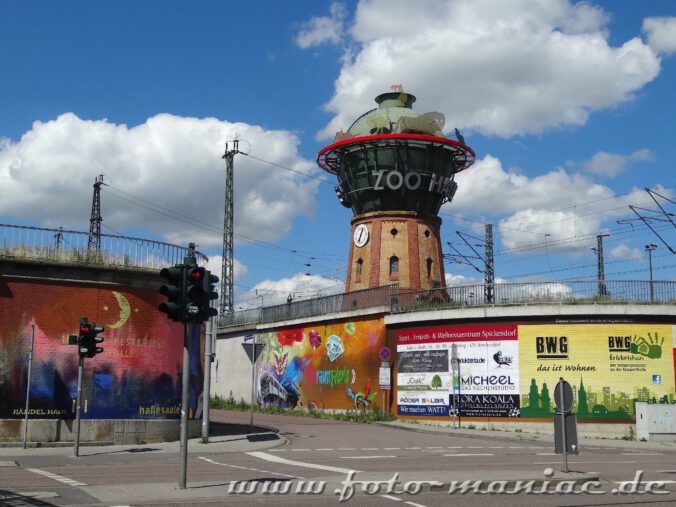 Wasserturm mit Zoo-Werbung hinter Graffiti-Wand der Freiraumgalerie