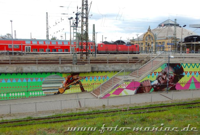 Blick auf schöne Graffiti vor dem Hauptbahnhof