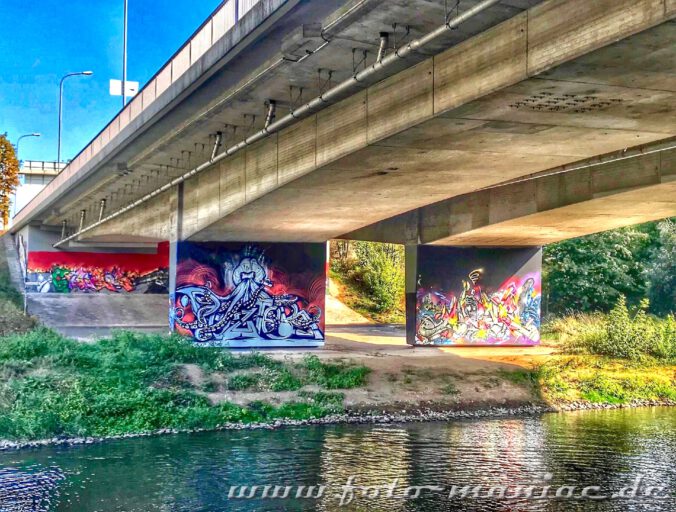 Schöne Graffiti an Brückenpfeilern