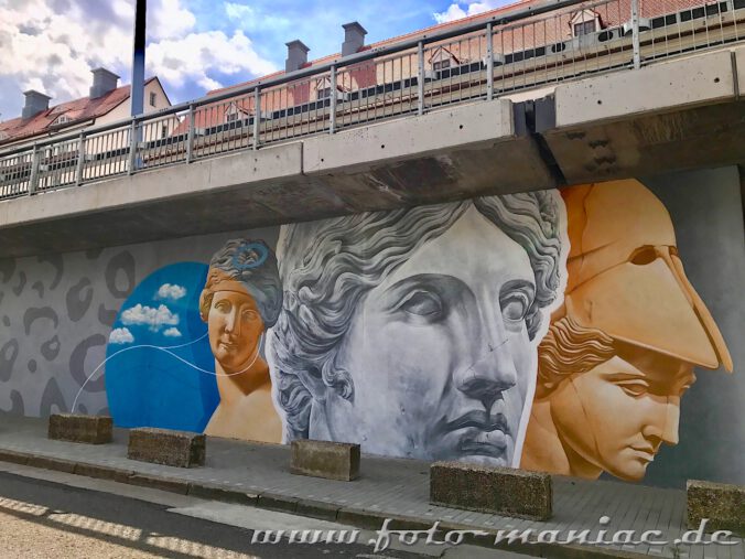 Schöne Graffiti in Halle - Drei antike Köpfe an einer Stützwand der Magistrale