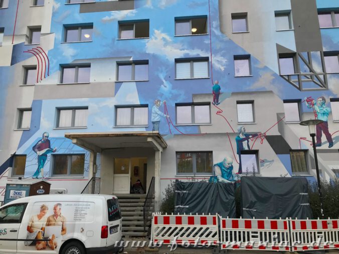 Schöne Graffiti - Figuren auf Fassade