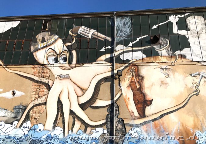 Graffito mit Krake, Neptun und einer Frau