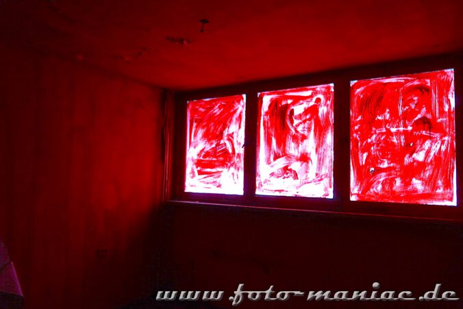 Marode Platte - Wände und Fenster des Zimmers sind rot gestrichen