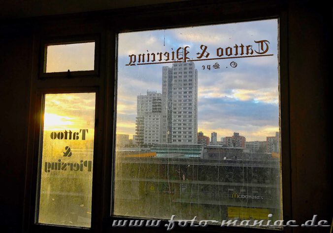 Marode Platte - Blick durch ein Fenster auf ein Hochhaus von Halle-Neustadt