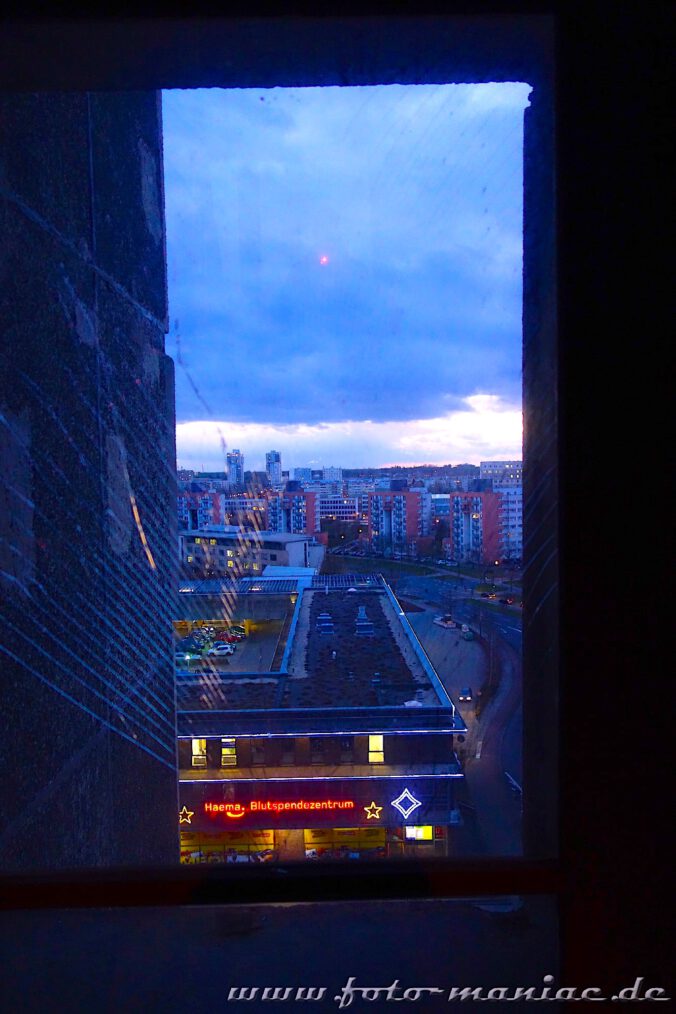 Blick aus einem Fenster auf Halle-Neustadt