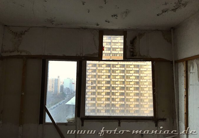 Marode Platte - Fensterblick auf ein Hochhaus