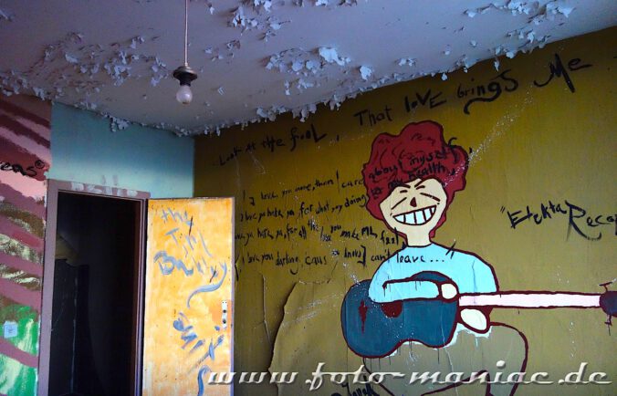 Marode Platte - Junge mit Gitarre an Wand gemalt