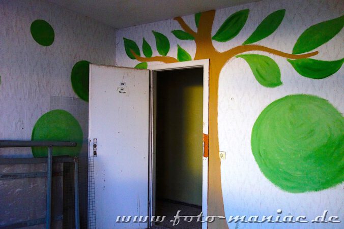 Ein Baum und grüne Früchte an den Wänden