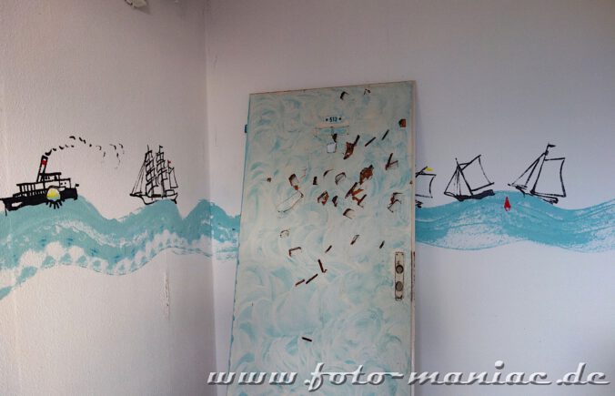 Wandbild mit Schiffen auf blauen Wellen