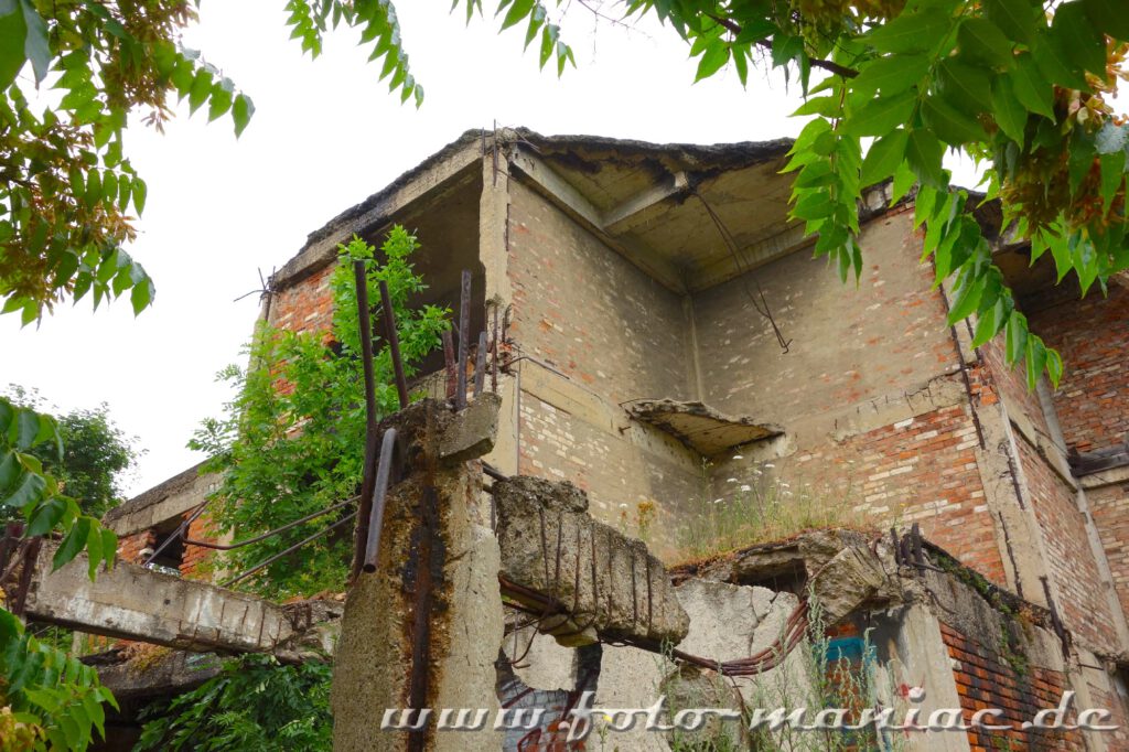 Einige Mauern der verlassenen Spritfabrik in Halle sind zerstört