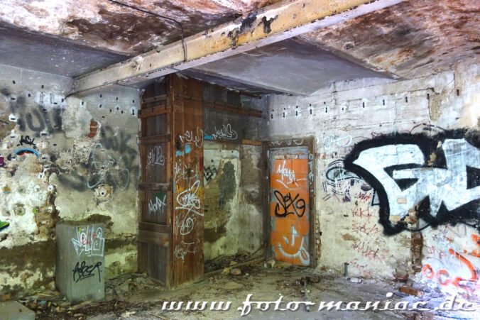 Blick in das Kellergeschoss der verlassenen Spritfabrik in Halle