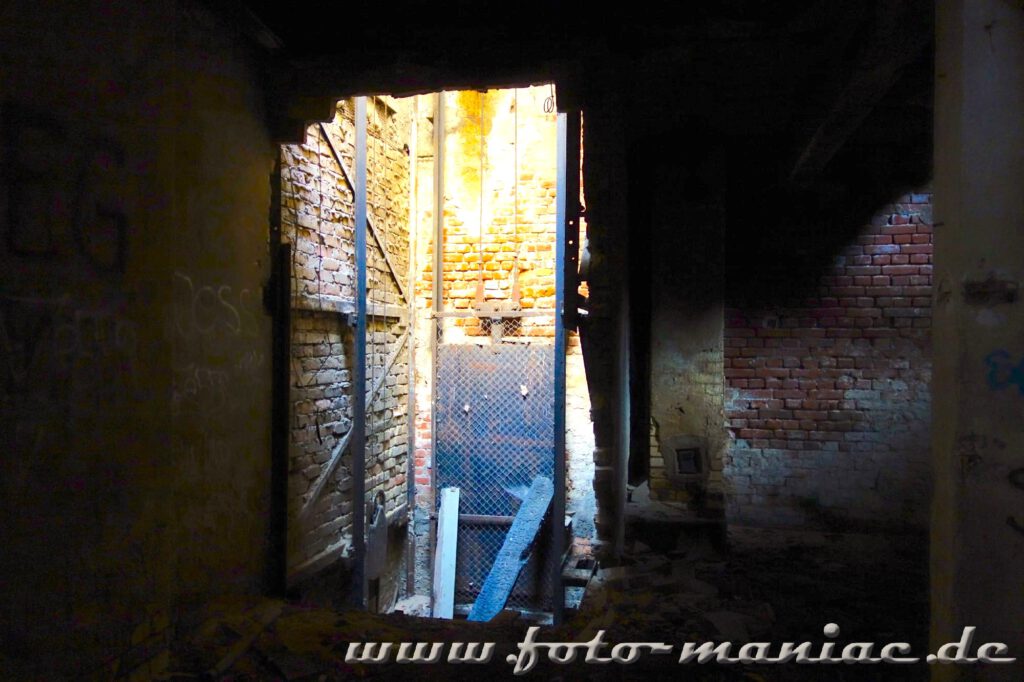 Reste eines Aufzugs in der verlassenen Spritfabrik in Halle