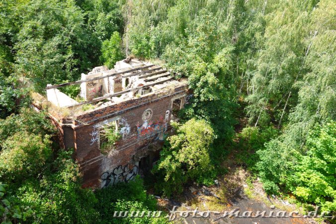 Blick auf ein zerstörtes Gebäude der verlassenen Spritfabrik in Halle