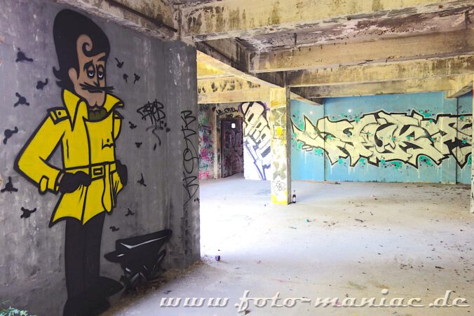 Comic-Figrur wurde an eine Wand in der verlassenen Spritfabrik in Halle gesprüht