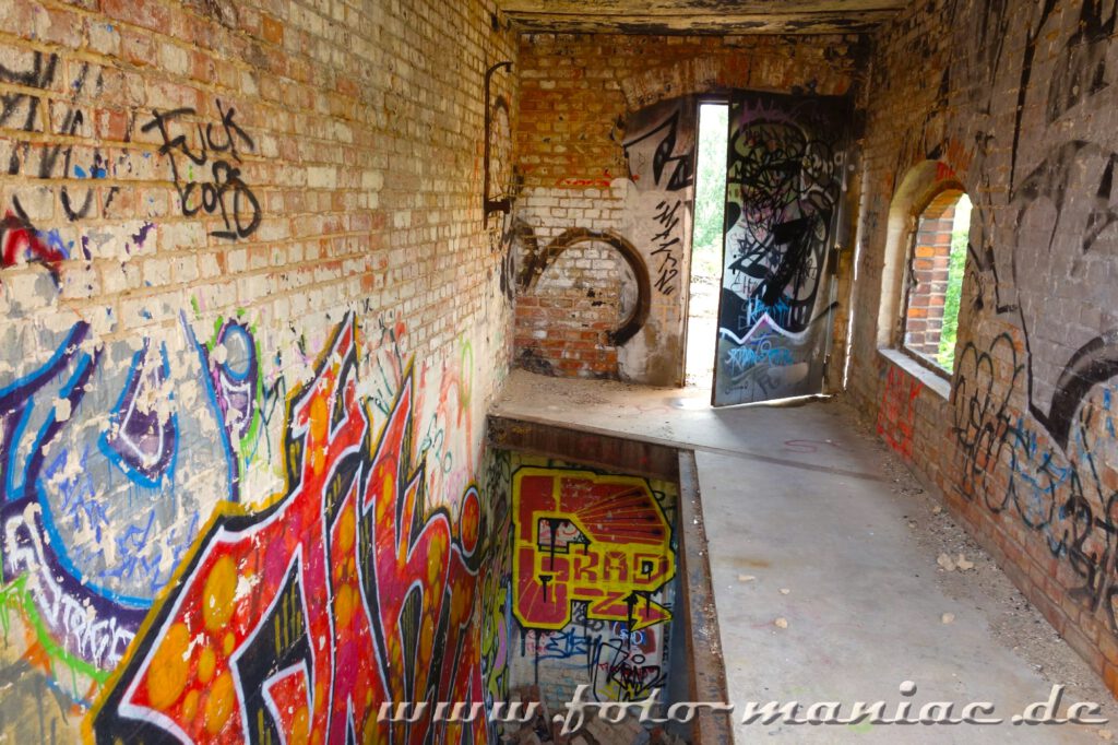 Wände in der verlassenen Spritfabrik in Halle sind mit Graffiti besprüht