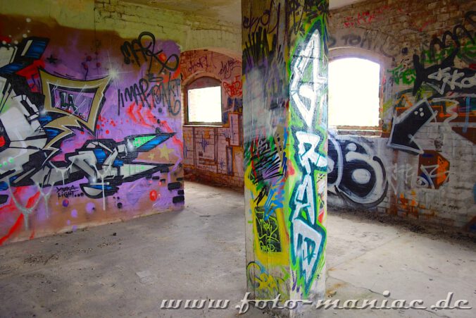 Säule und Wände sind mit Graffiti besprüht