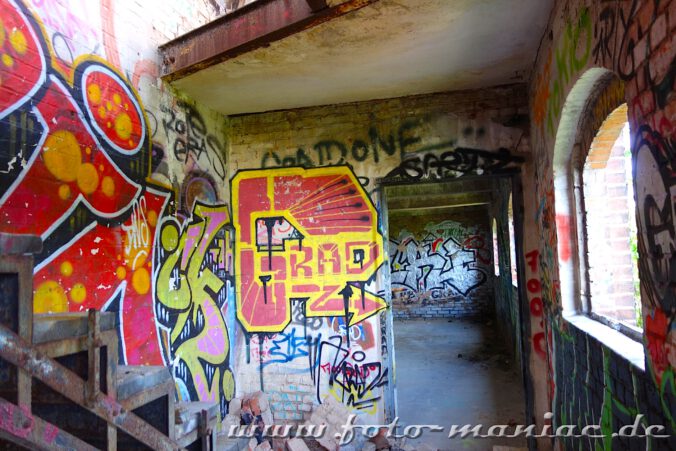 Wände in der verlassenen Spritfabrik in Halle sind mit Graffiti besprüht