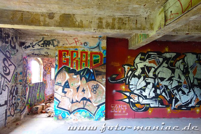 An den Wänden der verlassenen Spritfabrik Halle sind Graffiti zu sehen