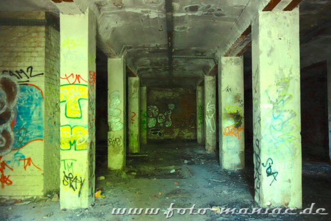 Graffitibesprühte Pfeiler im Keller der verlassenen Spritfabrik in Halle