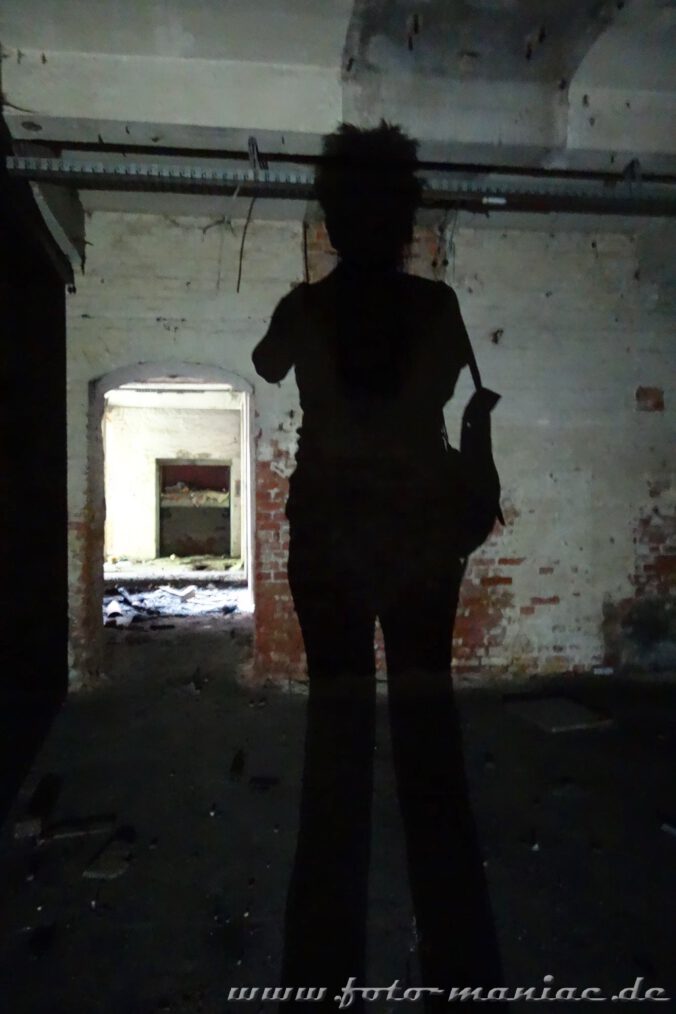 Schattenspiel in der verlassenen Spritfabrik in Halle einen menschlichen Schatten an die Wand