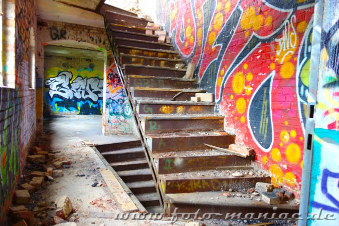 Eisentreppe ohne Geländer in der verlassenen Spritfabrik in Halle