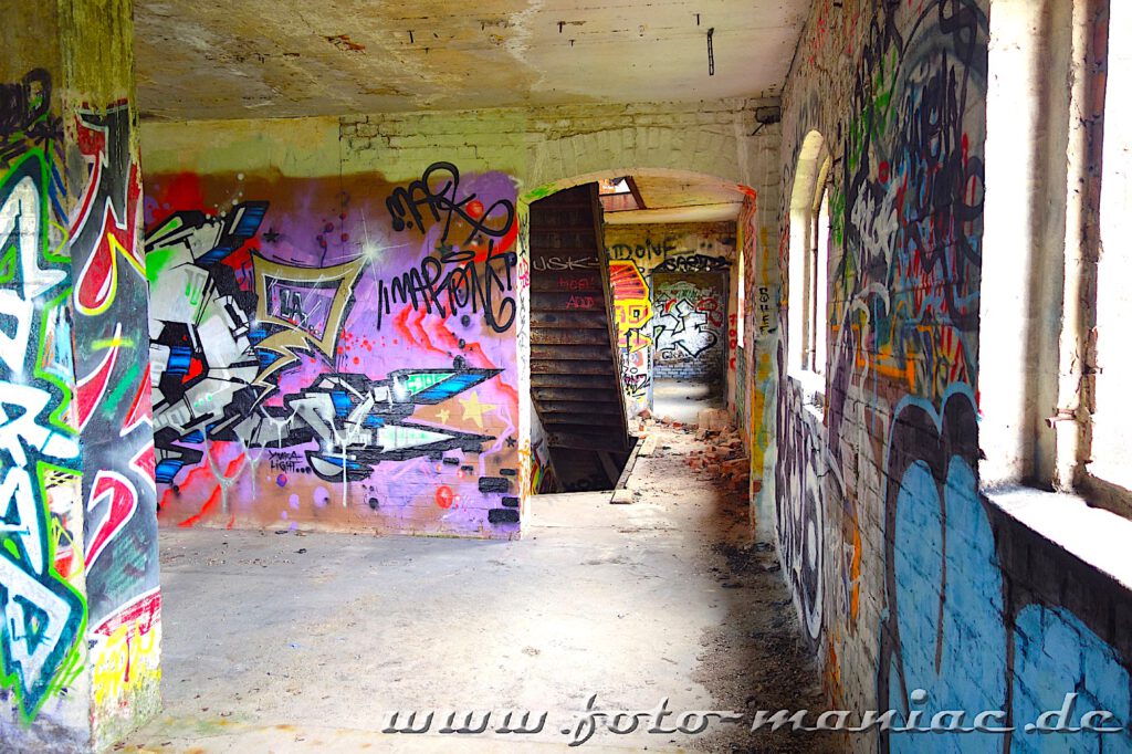 Blick in der spritfabrik Halle in ein Treppenhaus mit Graffitiwänden
