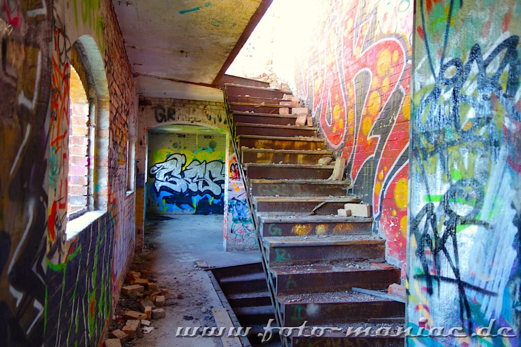 Treppe in der verlassenen Spritfabrik in Halle ohne Geländer