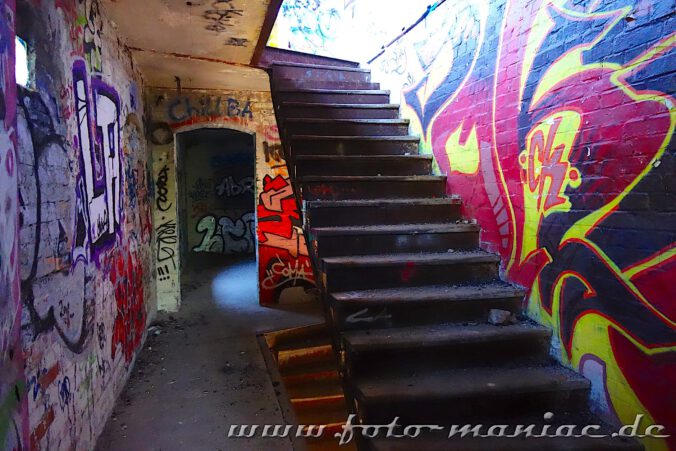 Wände im Treppenhaus sind mit Graffiti besprüht
